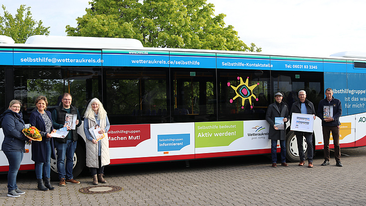 Der mit Selbsthilfe-Slogan folierte Linienbus fährt bis Ende 2026 durch die Wetterau