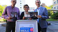 (v.li.n.re.) Prof Dr. Reinhold Merbs (Wetteraukreis, Fachdienst Gesundheit und Gefahrenabwehr), Anette Obleser (Wetteraukreis, Selbsthilfe-Kontaktstelle), Jan Weckler (Landrat des Wetteraukreises), bewerben die 52. Selbsthilfezeitung und die Selbsthilfe-MEILE am 4.07.26 in Bad Nauheim