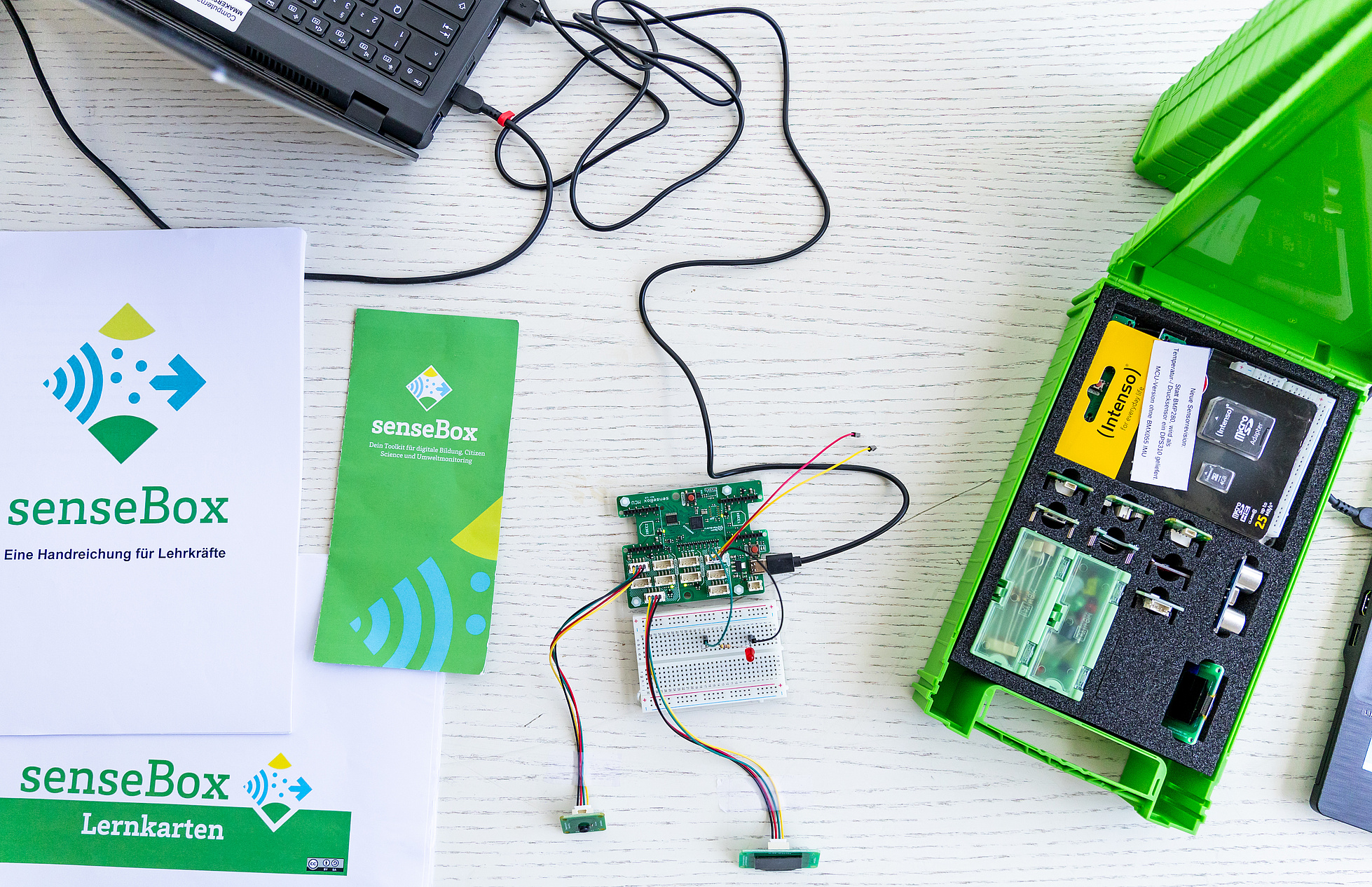 Eine aufgebaute senseBox:edu mit einem Notebook.
