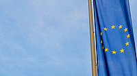Die europäische Flagge vor blauem Himmel.