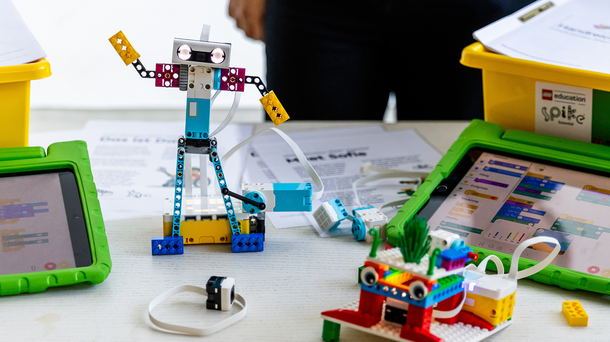 Ein aufgebautes LEGO® Education SPIKE Prime-Set mit iPad auf einem Tisch.