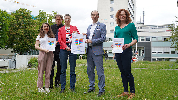 fünf Personen stehen auf dem Friedberger Europaltz und zeigen Plakate zum diesjährigen Diversity-Tag
