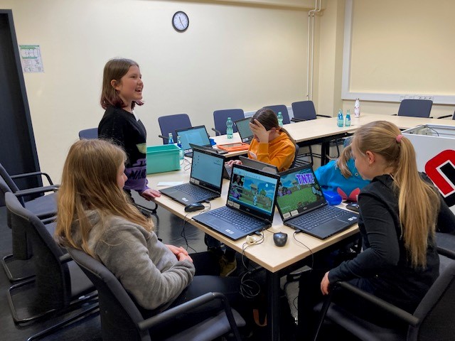 fünf Mädchen sitzen vor Laptops im Bereich Schul-IT