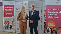 Zwei Personen stehen nebeneinander für ein Foto anlässlich des Fachtags im Wetteraukreis