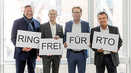 Vier Männer halten Schilder in die Kamera. Auf ihnen stehen die Worte "Ring frei für RTO".