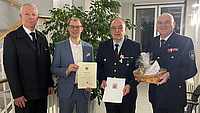 Matthias Nickel wird als Kreisbrandmeister verabschiedet (von links): Kreisbrandinspektor Lars Henrich, Landrat Jan Weckler, Matthias Nickel und der ehemalige Kreisbrandmeister Otfried Hartmann.
