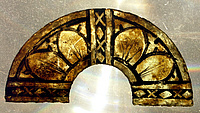 Das Foto zeigt ein Mittelalterliches gemustertes Fensterglas aus dem Kloster Engelthal.