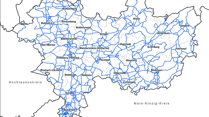 Eine Umrisskarte zeigt den Wetteraukreis und mit blauen Linien markiert das Radwegenetz im Kreisgebiet.