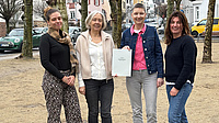 Kreisbeigeordnete Marion Götz übergibt den Förderbescheid an Miriam Hock vom Leitungsteam des Müfaz sowie an Astrid Hammann und Verena Hartmann.