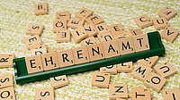 Aus Scrabble-Buchstaben wurde das Wort Ehrenamt gelegt.