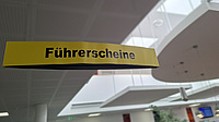 Auf einem Schild steht "Führerscheine".