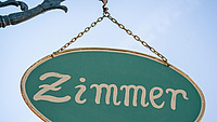 Ein Schild zeigt die Aufschrift Zimmer.