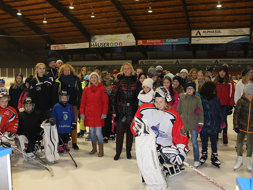 Viele Mädchen auf einer Eisfläche, einiger in einer Eishockey Ausrüstung